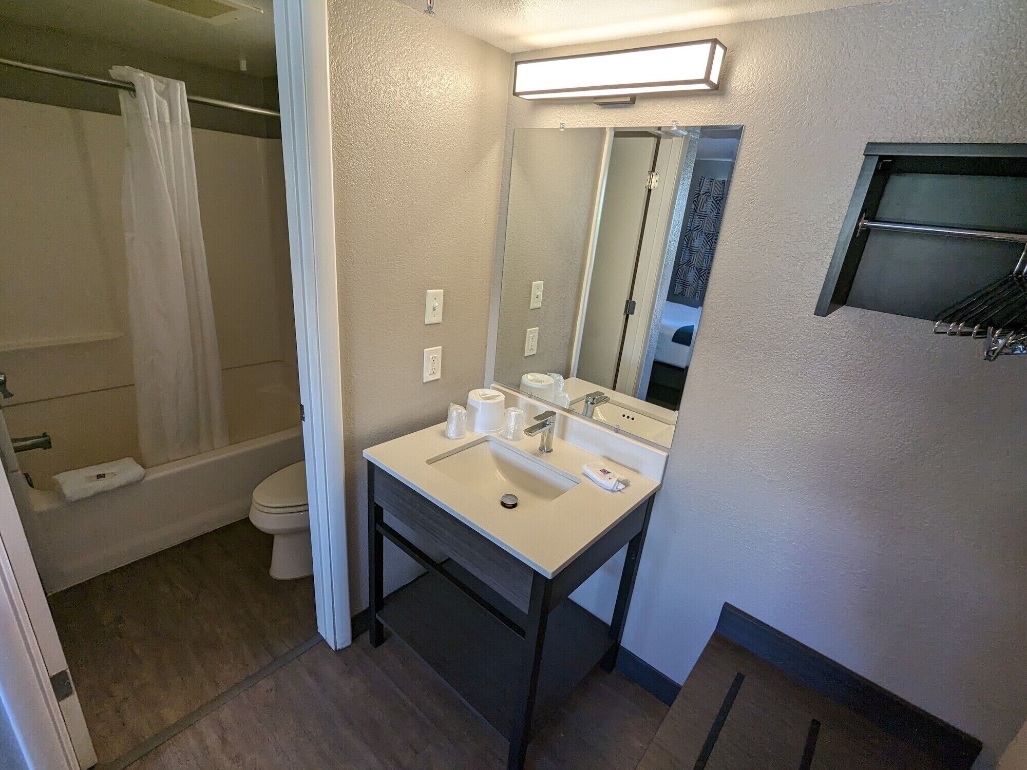 Een badkamer met douche, toilet en wastafel.