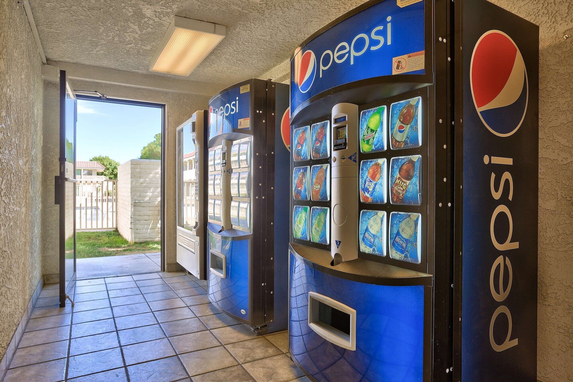 Egy Pepsi automatából válogatható, többféle ital.
