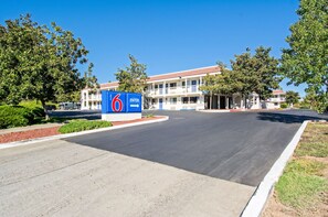 Front of property - Motel 6 Redding, CA - South (Redding)