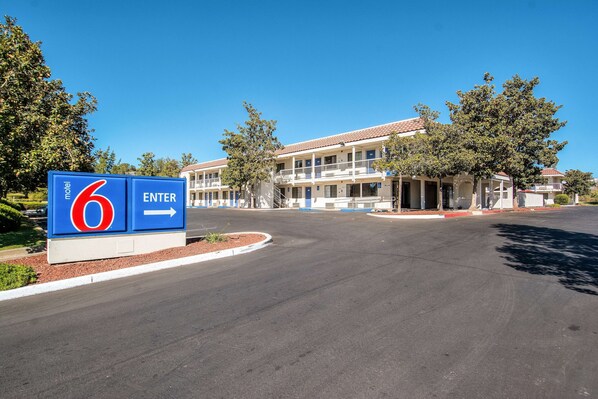 Front of property - Motel 6 Redding, CA - South (Redding)