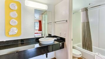 Combined shower/tub, towels