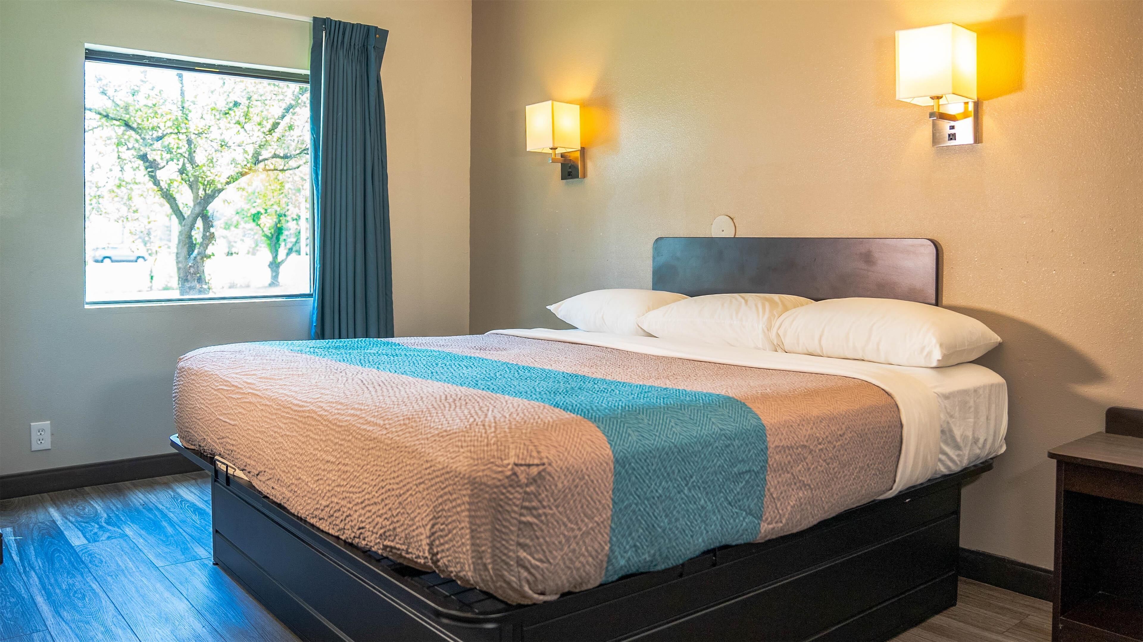 Escritorio, espacio para trabajar con laptop y ropa de cama 