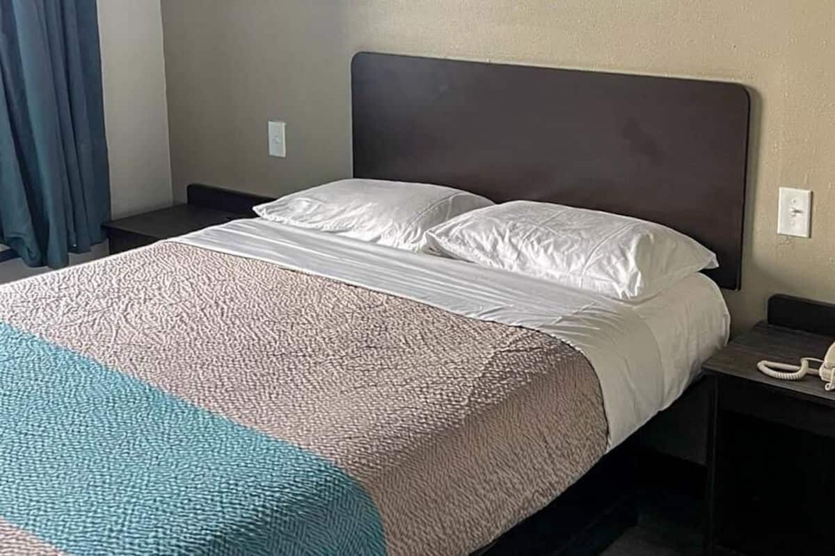 Escrivaninha, espaço de trabalho para notebook, roupa de cama