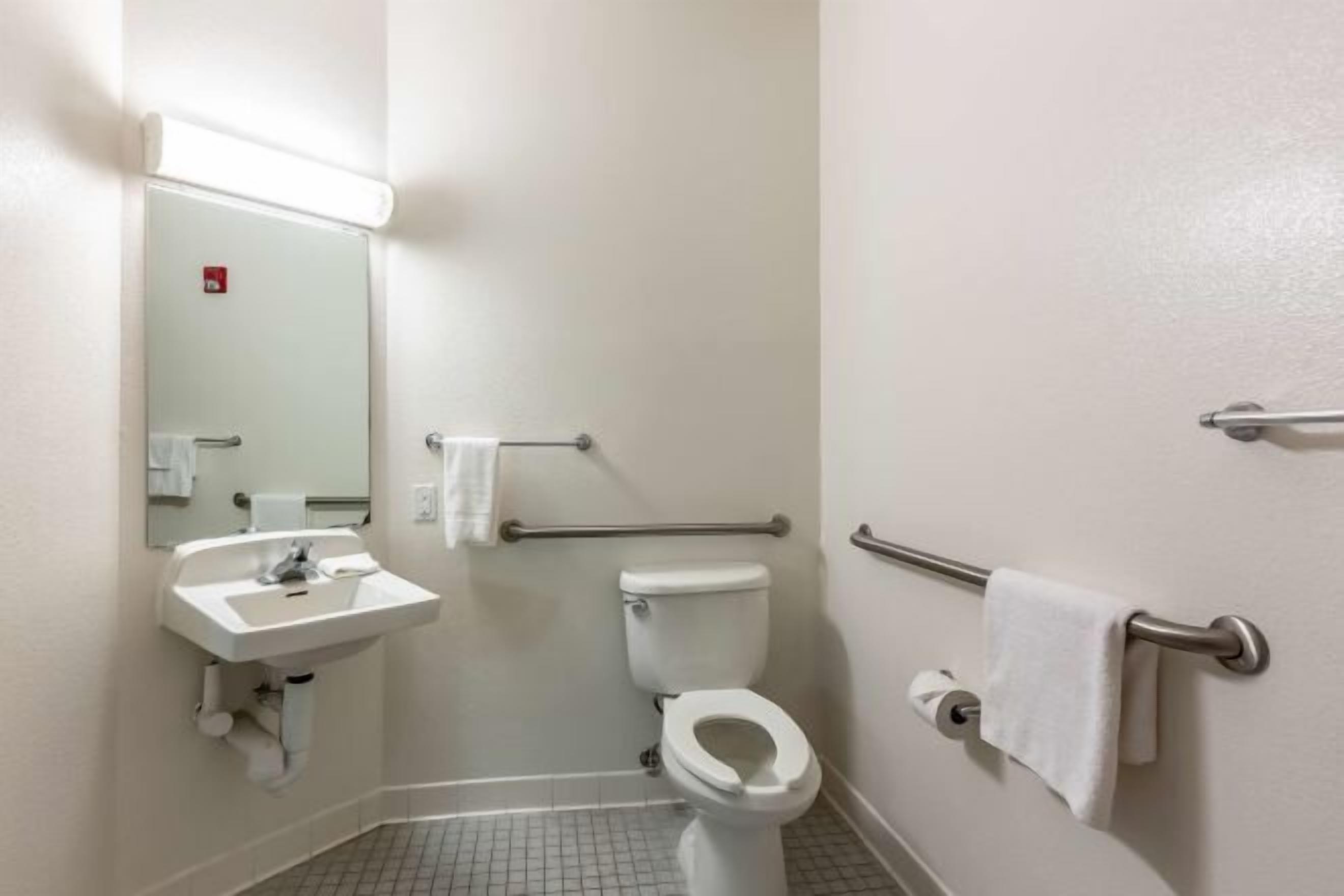 Combined shower/tub, towels