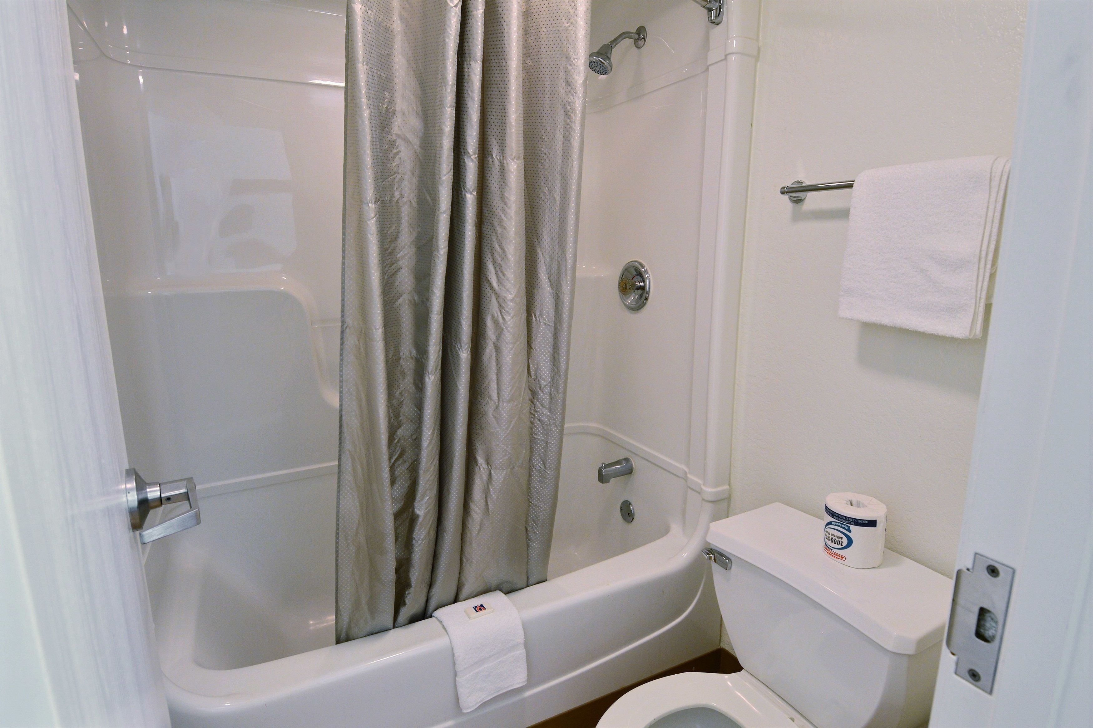 Combined shower/tub, towels