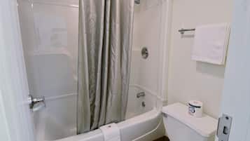 Combined shower/tub, towels