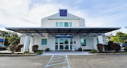 Motel 6 Tewksbury, MA - Boston