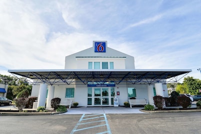 Motel 6 Tewksbury, MA - Boston