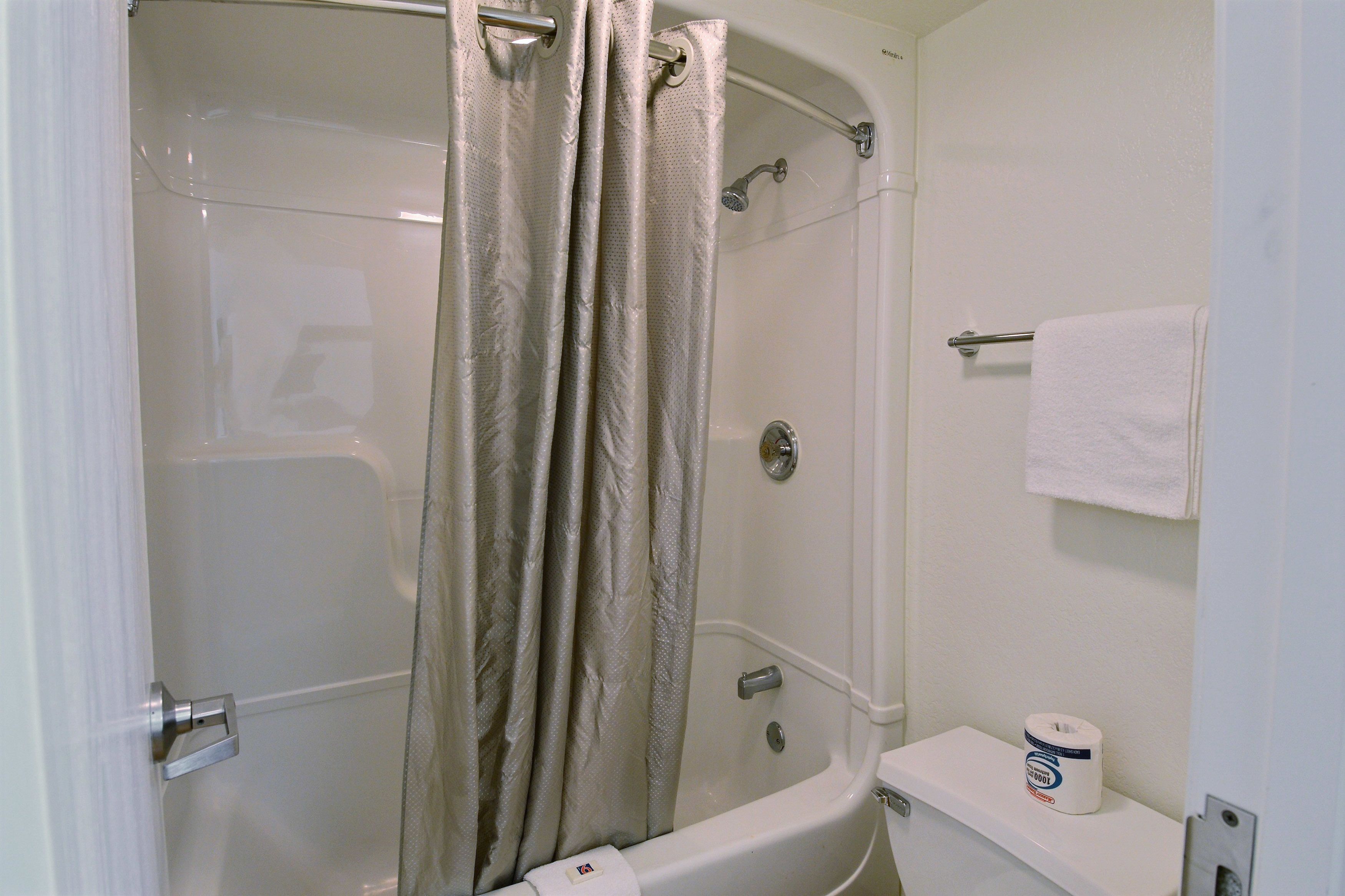 Combined shower/tub, towels