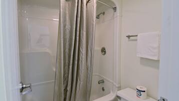 Combined shower/tub, towels