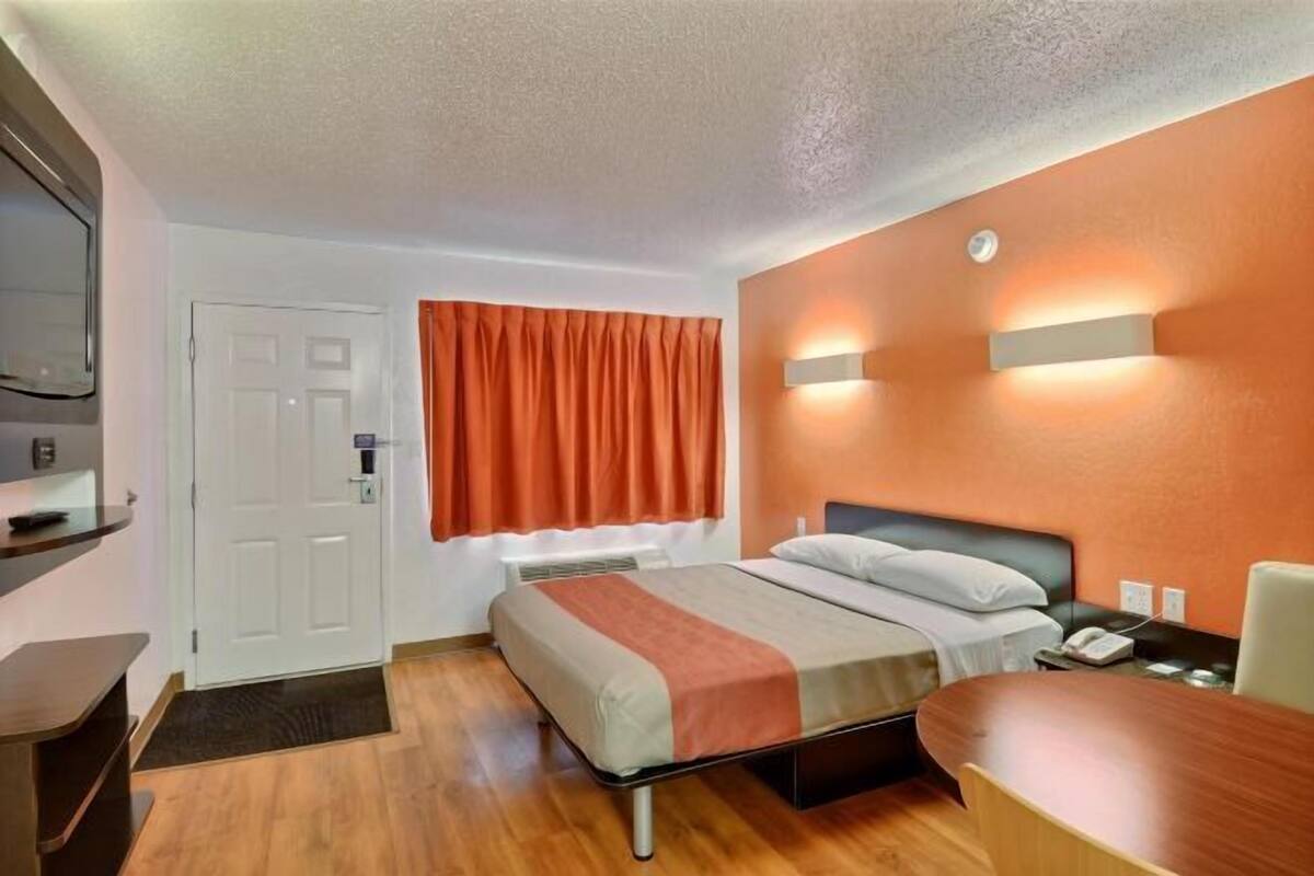 WiFi (free), bed sheets