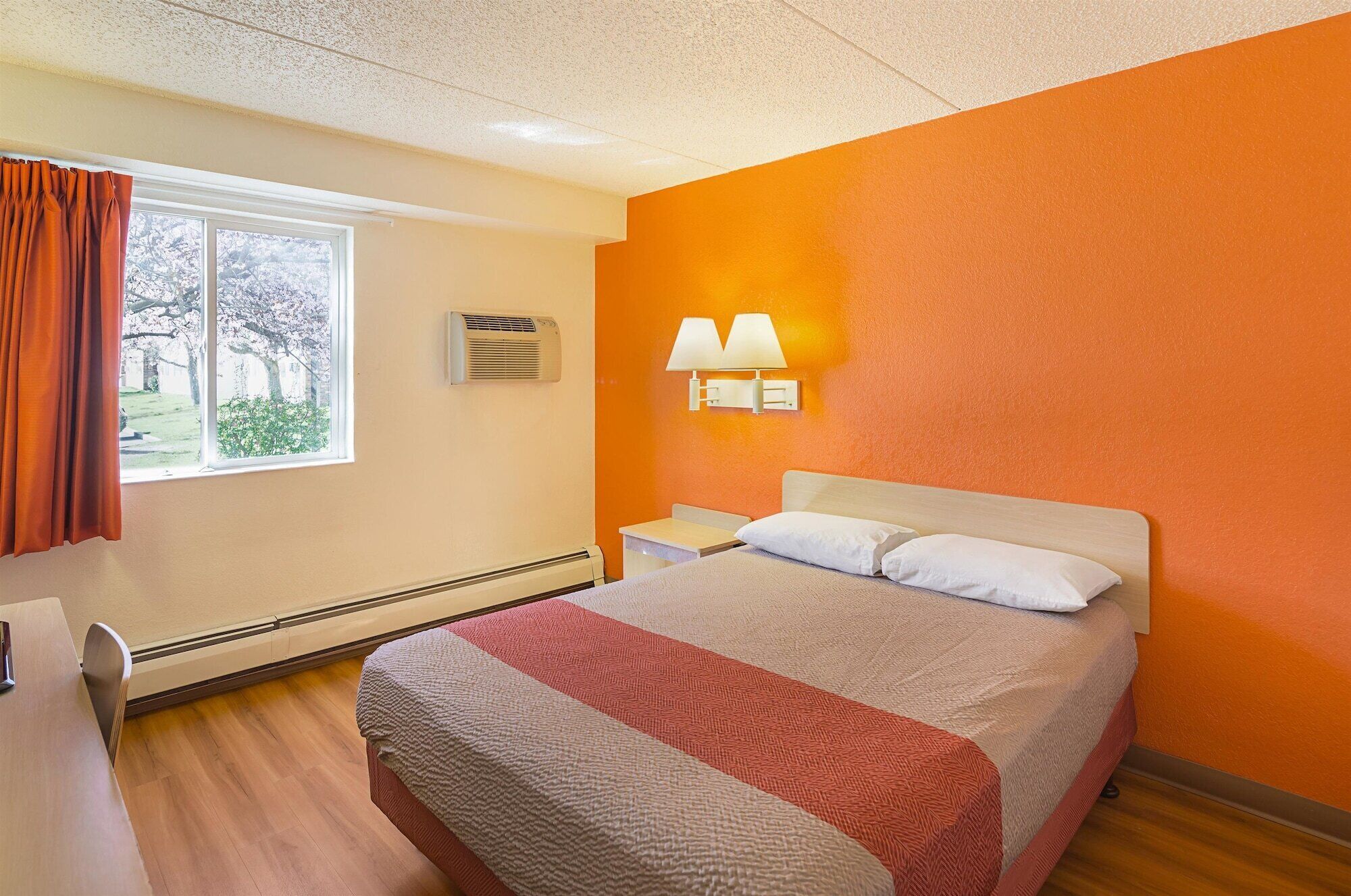 WiFi (free), bed sheets