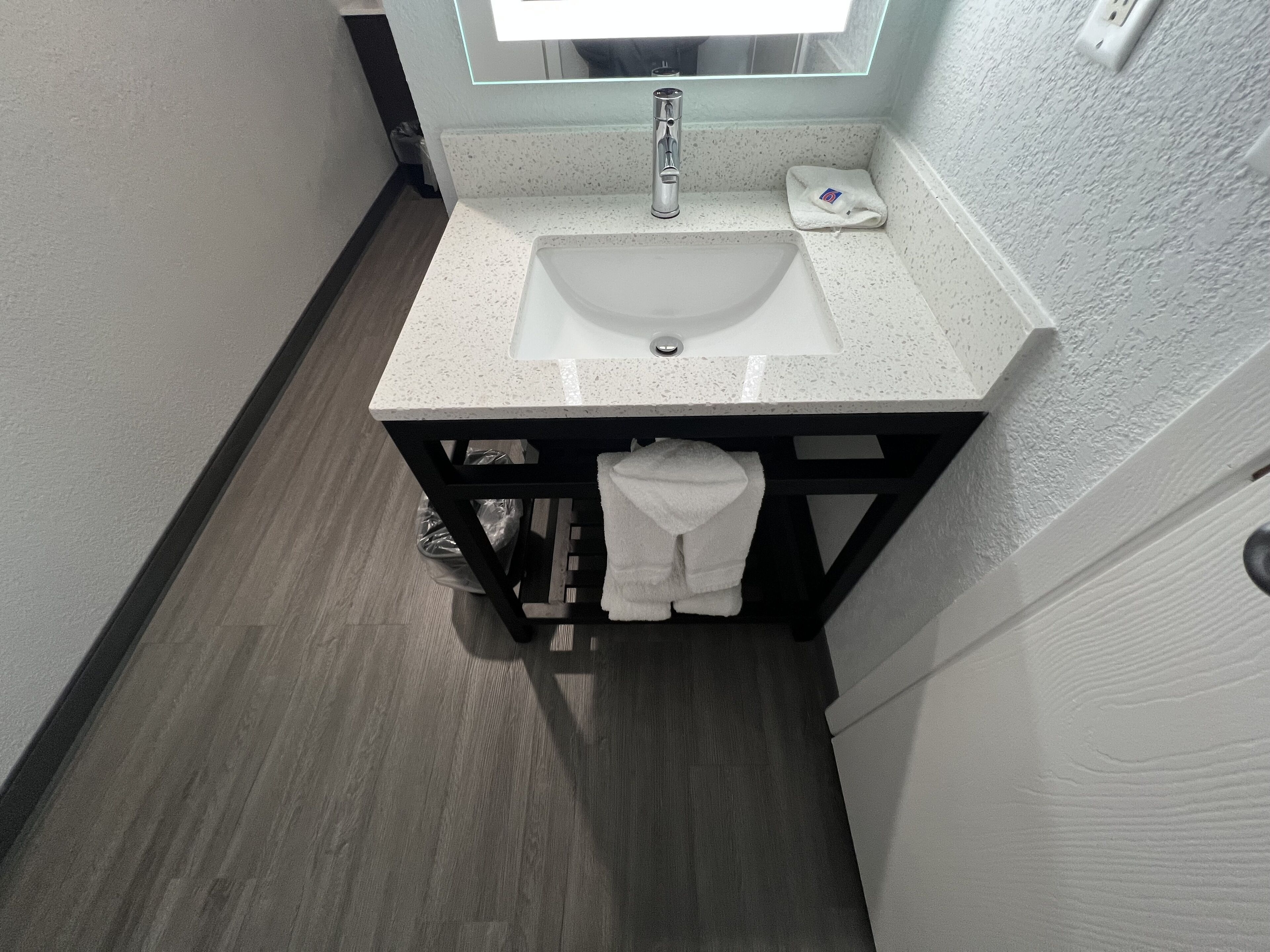 Combined shower/bathtub, towels