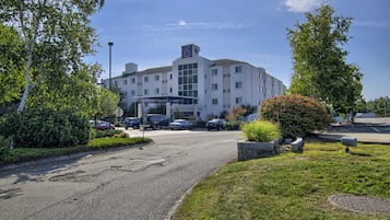 Welcome to our hotel, featuring a central entrance and beautifully maintained grounds.