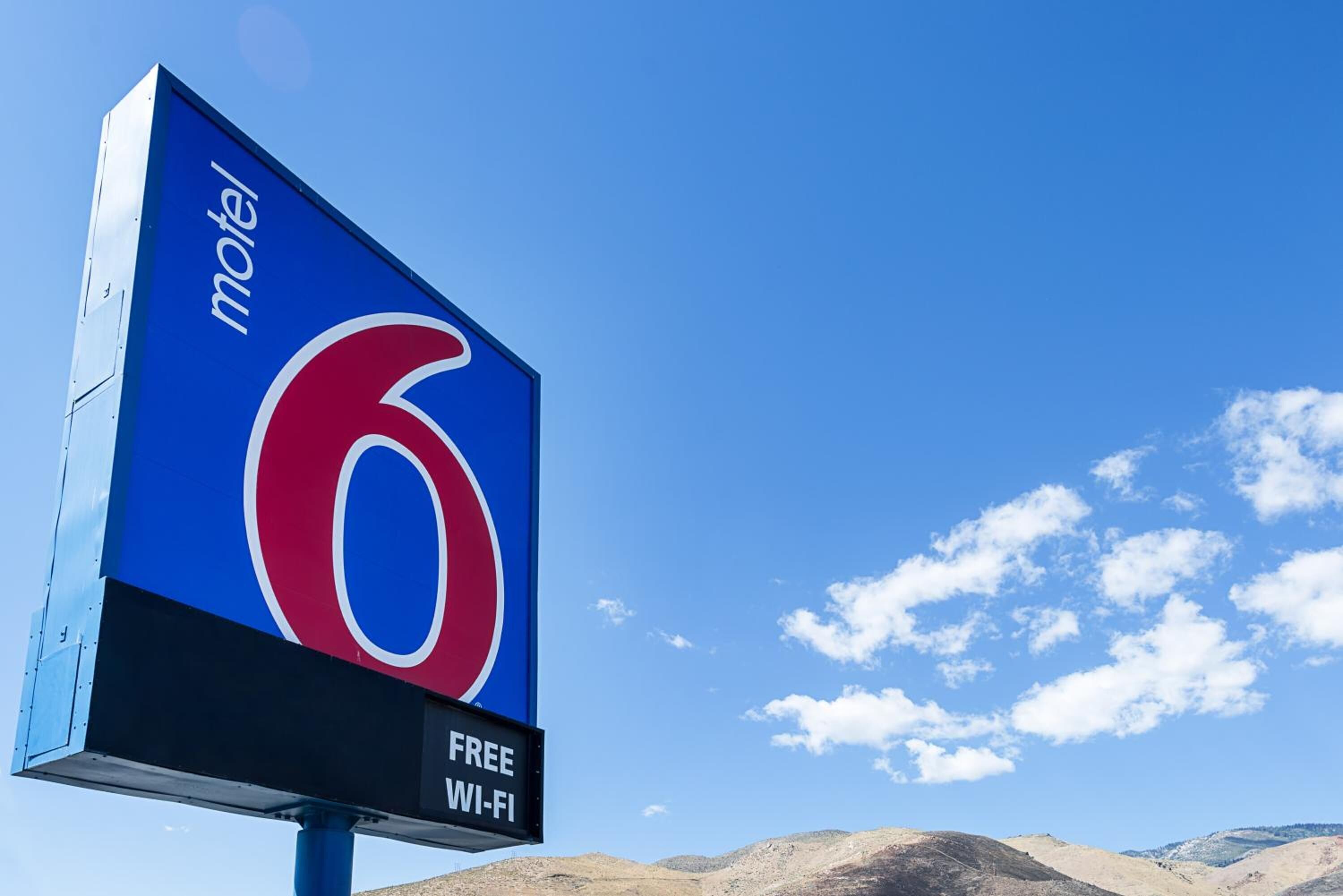 A motel sign with the number 6 and a free Wi-Fi symbol.