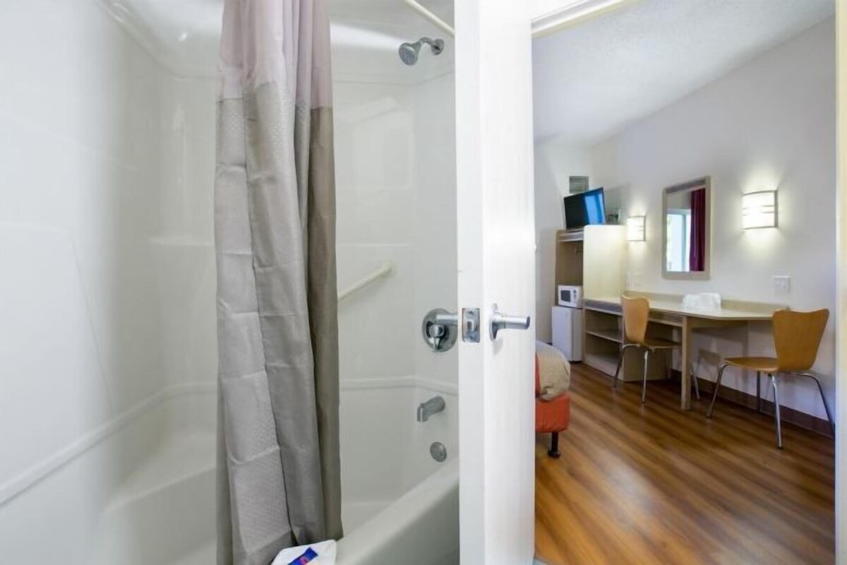Combined shower/tub, towels