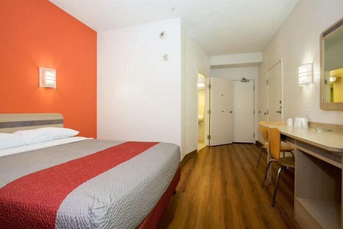 WiFi (free), bed sheets