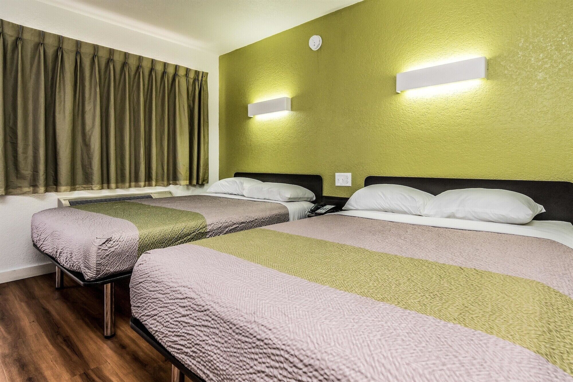 Työpöytä, ilmainen Wi-Fi, vuodevaatteet