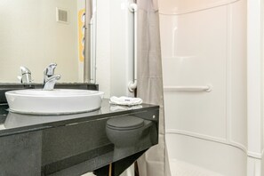 Combined shower/bathtub, towels