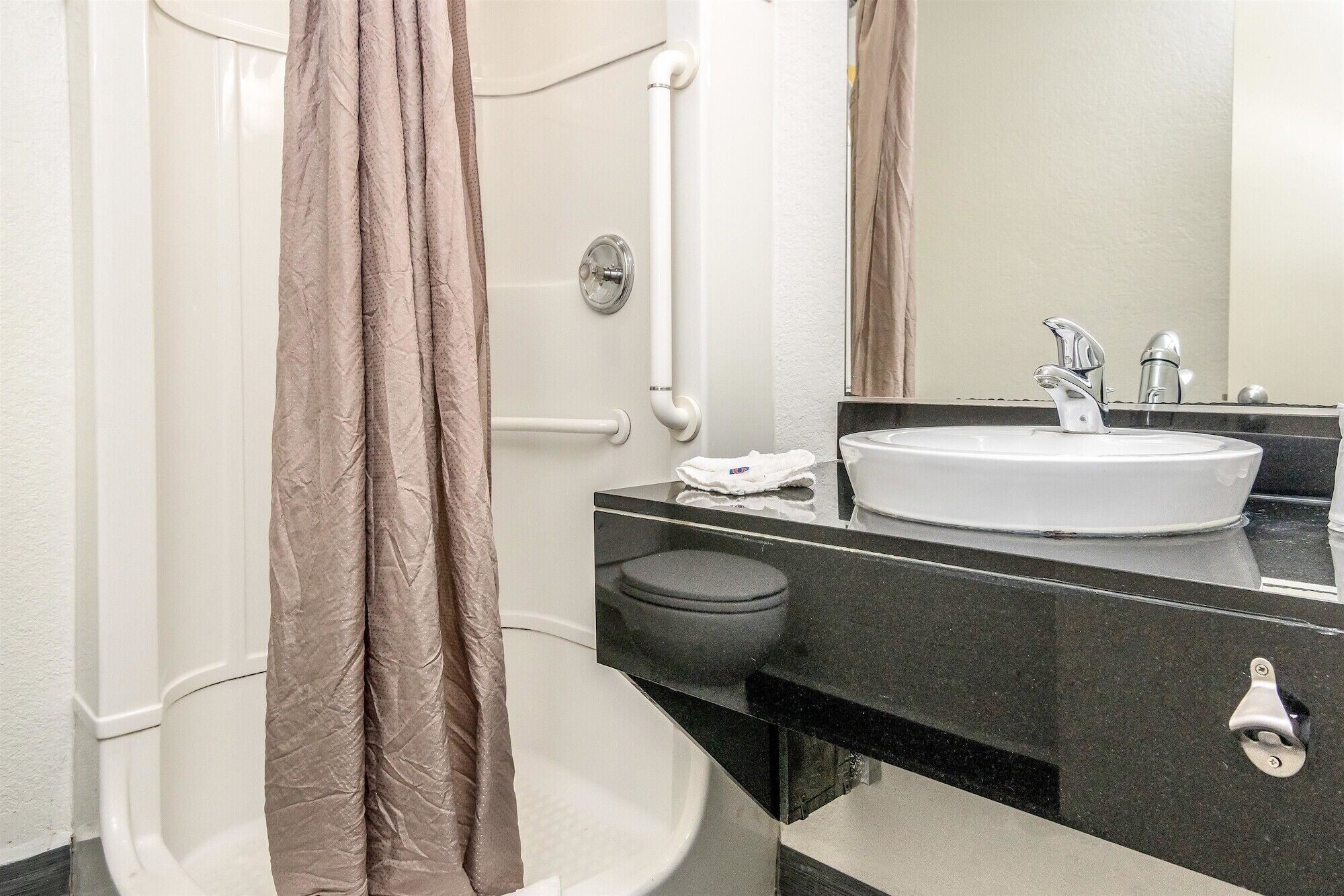 Combined shower/bathtub, towels