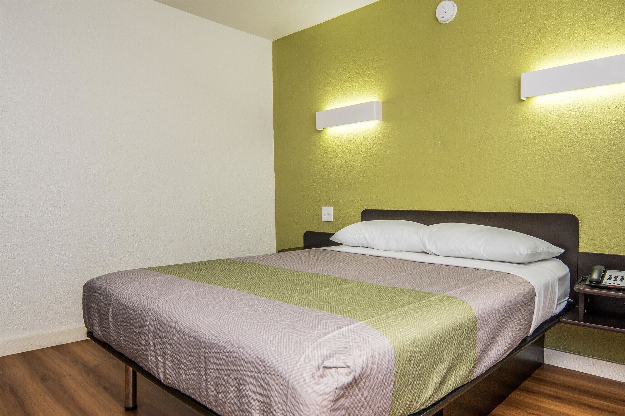 Escritorio, wifi gratis, ropa de cama