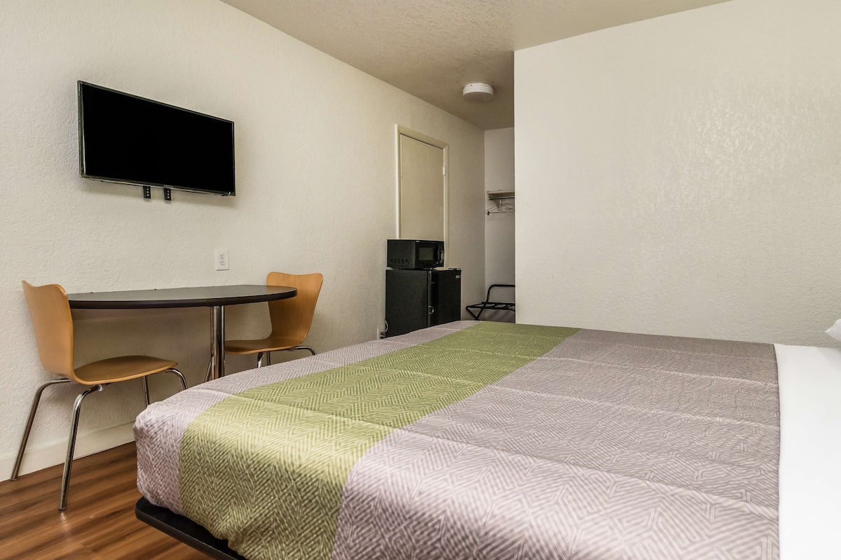 Desk, free WiFi, bed sheets