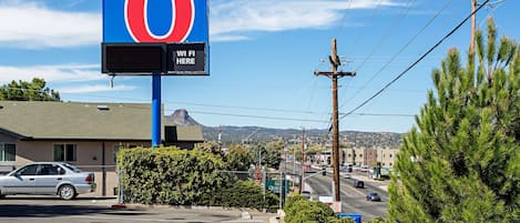 A motel sign with a large number 6 and a WiFi availability notice.