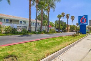 Outdoor wedding area - Motel 6 Simi Valley, CA (Simi Valley)