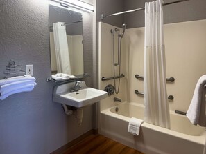 Combined shower/tub, towels