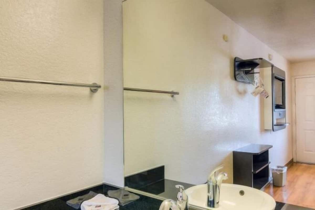 Combined shower/tub, towels