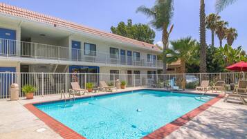 Kauden mukainen ulkouima-allas