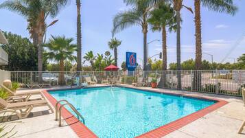 Una piscina al aire libre de temporada