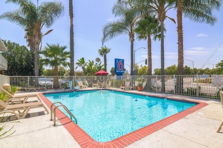Una piscina al aire libre de temporada. Motel 6 Simi Valley, CA