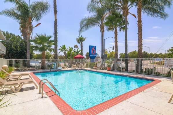 Seasonal outdoor pool - Motel 6 Simi Valley, CA (Simi Valley)