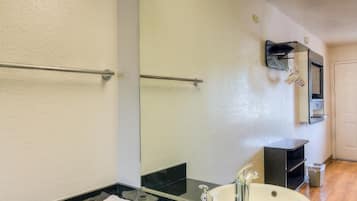 Combined shower/tub, towels