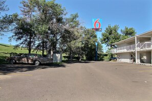 Exterior - Motel 6 Bismarck, ND (Bismarck)
