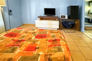 Chambre familiale, 2 lits doubles | Bureau, accès au Wi-Fi (inclus), literie fournie