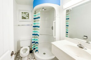 Værelse - 2 queensize-senge - ryger | Badeværelse | Bruser, gratis toiletartikler, håndklæder