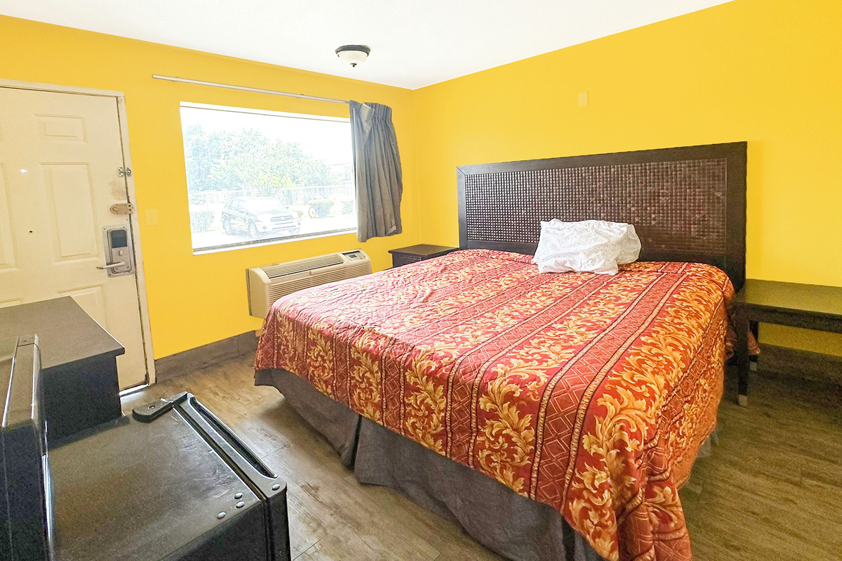 Escritorio, wifi gratis y ropa de cama 