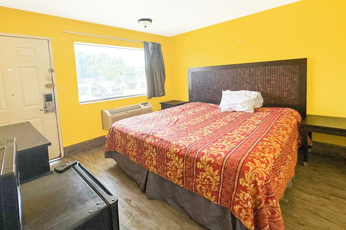 Desk, free WiFi, bed sheets