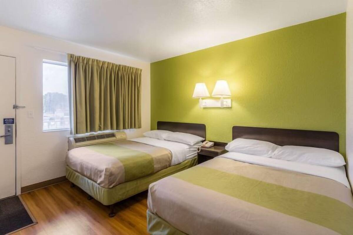 Desk, laptop workspace, WiFi (free), bed sheets