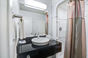 Shower, towels - Motel 6 Green Bay, WI (Green Bay)