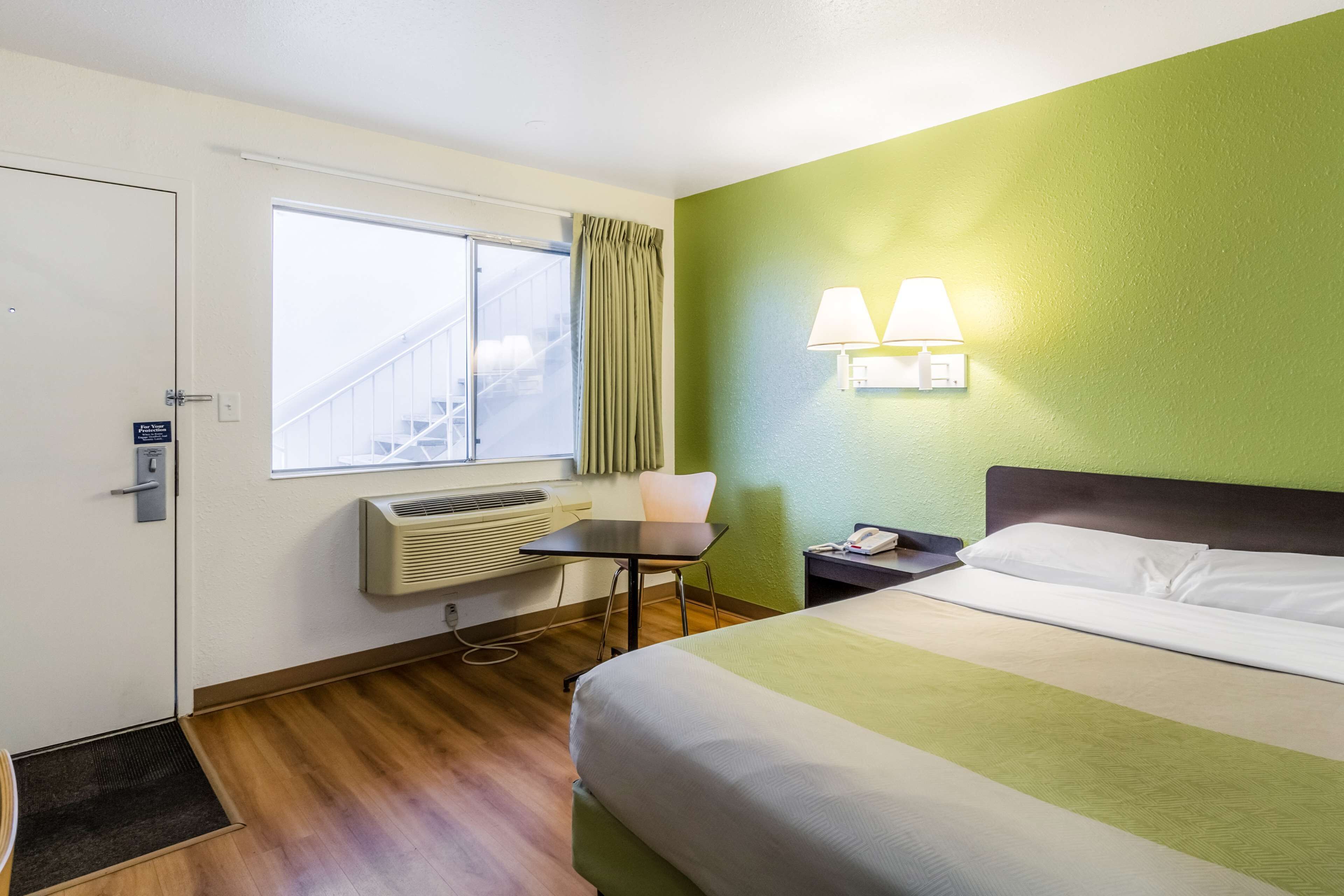 办公桌、笔记本电脑工作区、免费 WiFi、床单