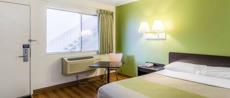 Schreibtisch, laptopgeeigneter Arbeitsplatz, kostenloses WLAN