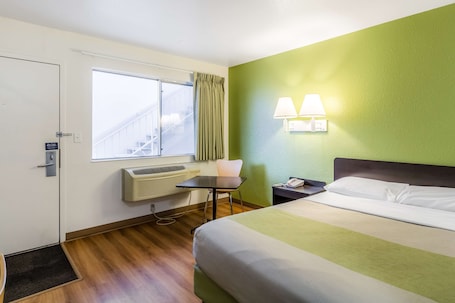 Escrivaninha, espaço de trabalho para notebook, Wi-Fi de cortesia. Motel 6 Green Bay, WI