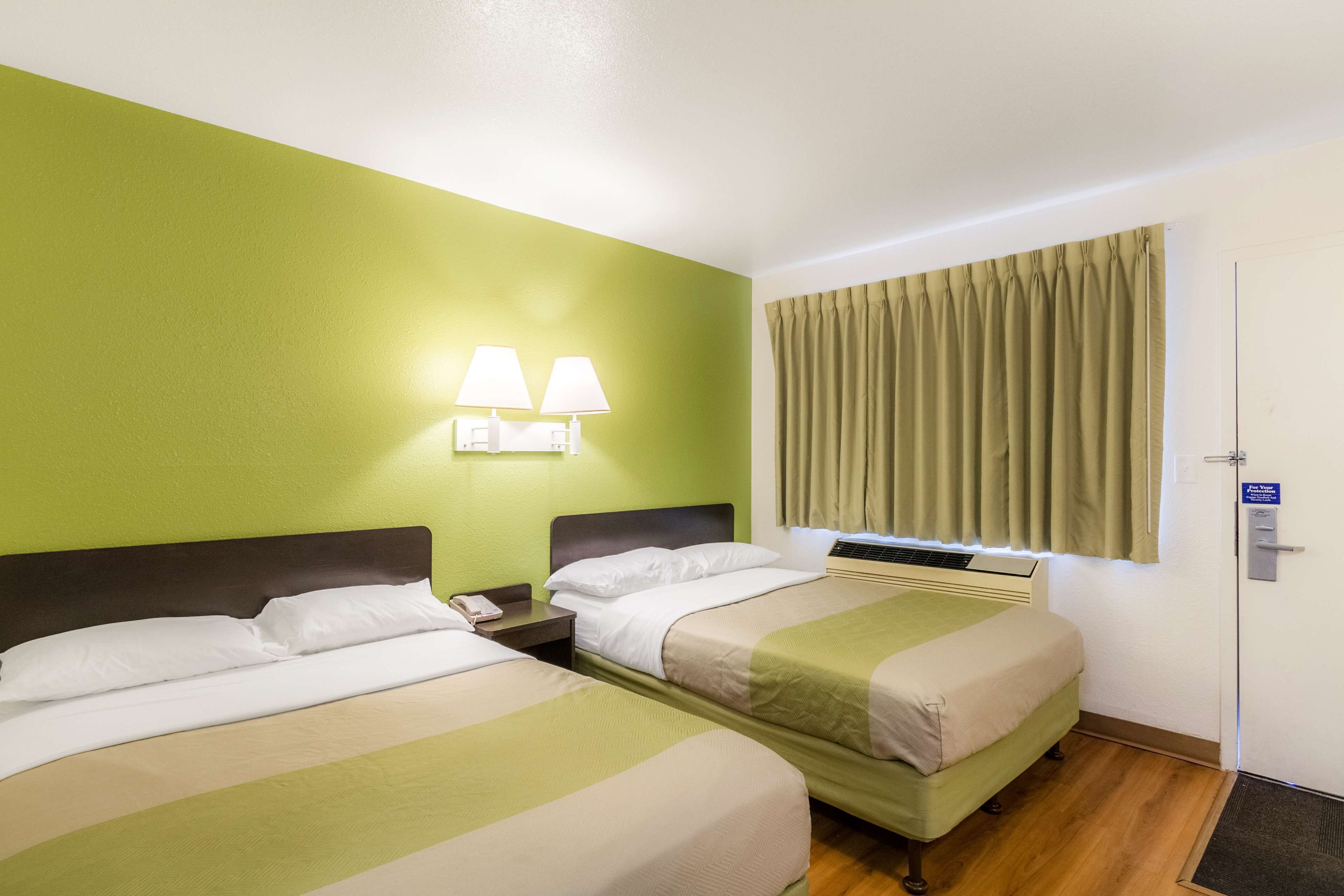 Skrivebord, skrivebord for bærbar PC, wi-fi (inkludert) og sengetøy