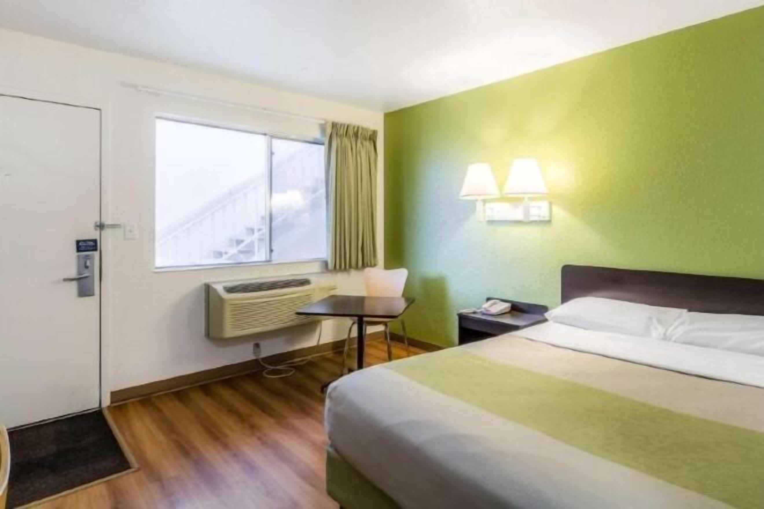 Escrivaninha, espaço de trabalho para notebook, Wi-Fi de cortesia