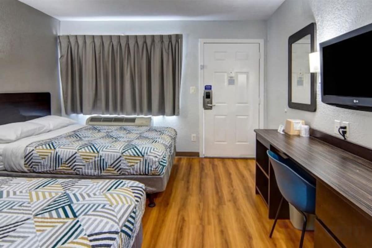 2 Full Beds | Micfridge, Smoking