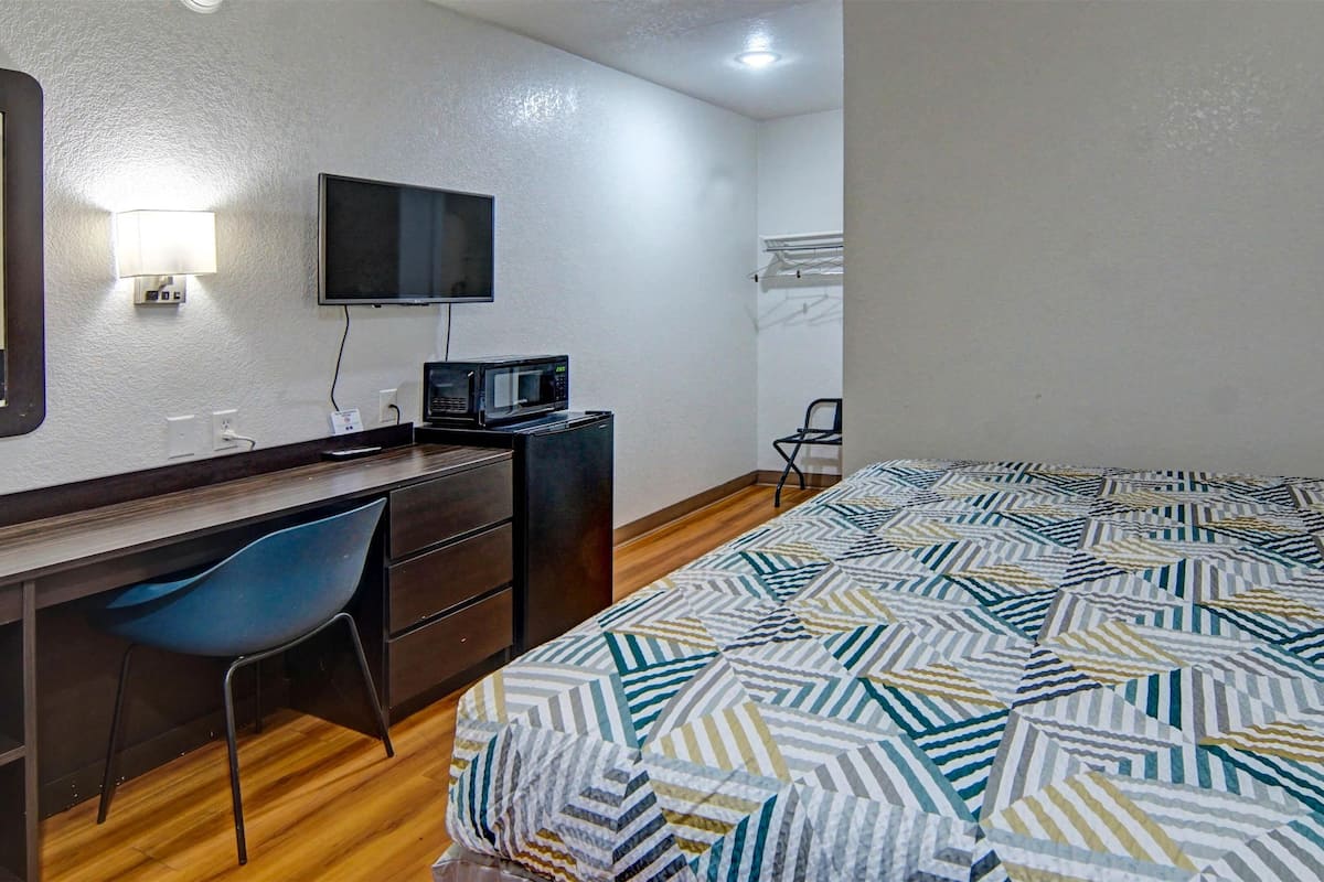 Iron/ironing board, free WiFi, bed sheets