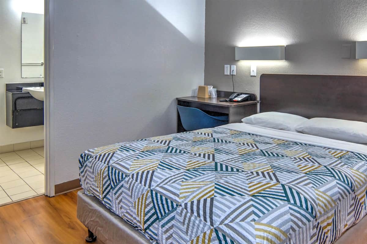 Iron/ironing board, free WiFi, bed sheets